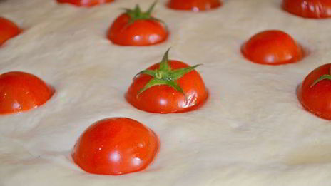 ароматная фокачча с помидорками черри и чесночным маслом