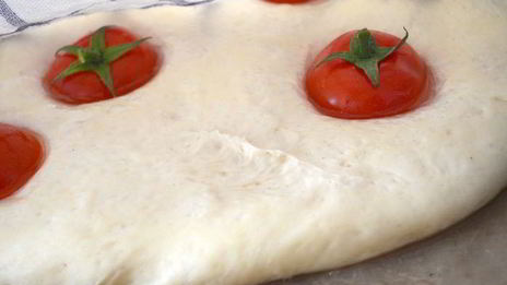 ароматная фокачча с помидорками черри и чесночным маслом