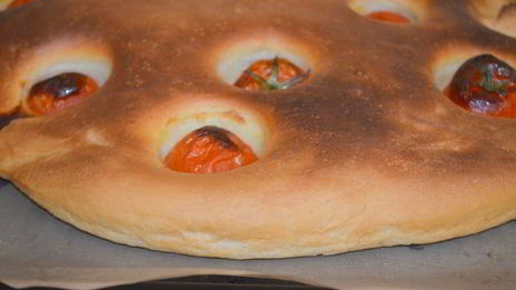 ароматная фокачча с помидорками черри и чесночным маслом