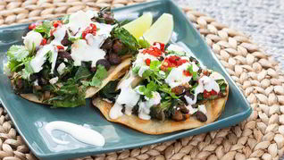 Черные бобы и мангольд жареные с лепешками