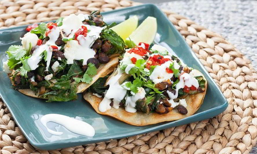 Рецепт черных бобов и мангольд жареные с лепешками