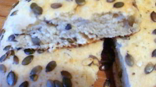 Чесночная фокачча с майораном и тыквенными семечками