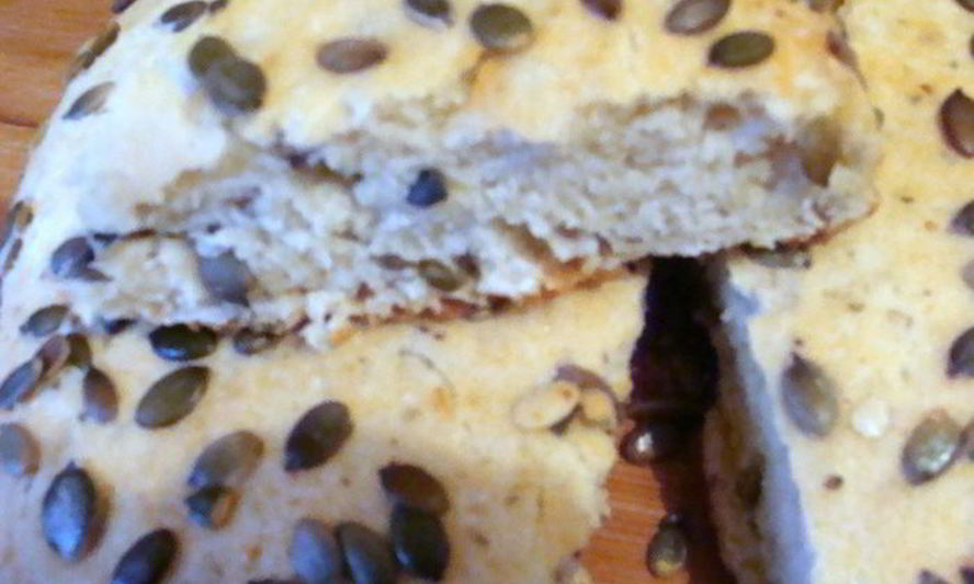 Рецепт чесночной фокаччи с майораном и тыквенными семечками