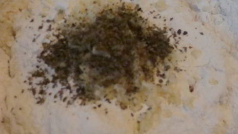 чесночная фокачча с майораном и тыквенными семечками