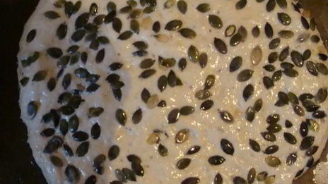 чесночная фокачча с майораном и тыквенными семечками