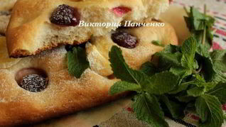 Фокачча с черешней и сыром бри