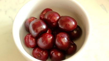 фокачча с черешней и сыром бри