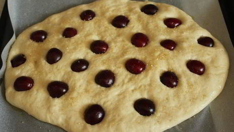 фокачча с черешней и сыром бри