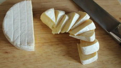 фокачча с черешней и сыром бри