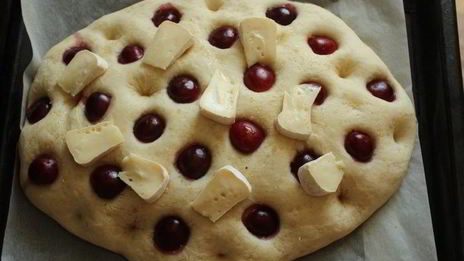 фокачча с черешней и сыром бри