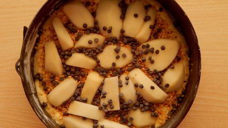 фокачча с грушей, шоколадом и орехами