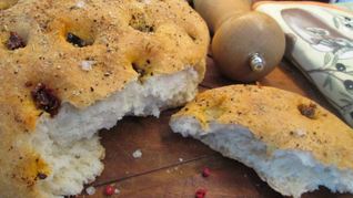 Фокачча с паприкой и вялеными томатами