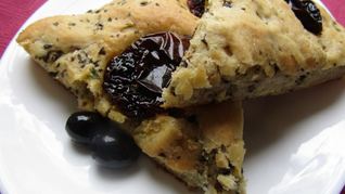 Фокачча с тапенадой и вялеными томатами