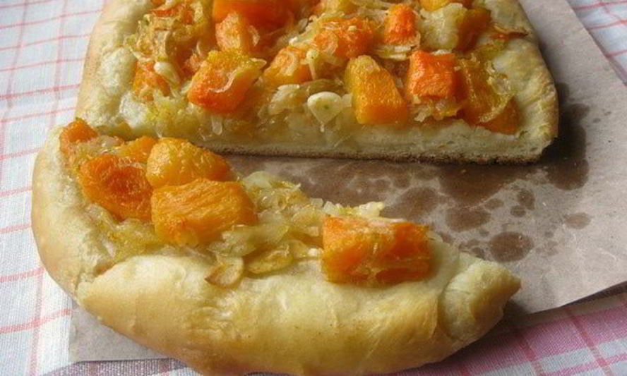 Рецепт фокаччи с тыквой, чесноком и луком