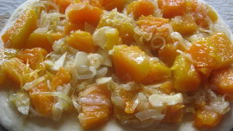 фокачча с тыквой, чесноком и луком