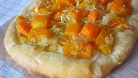 фокачча с тыквой, чесноком и луком
