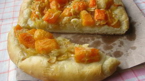 фокачча с тыквой, чесноком и луком