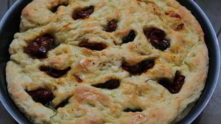 Фокачча с вялеными помидорами и базиликом