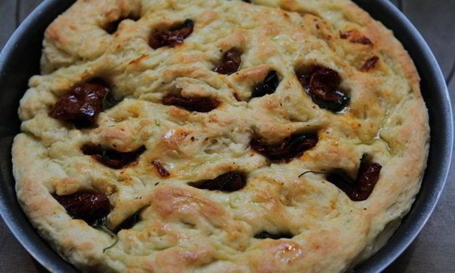 Рецепт фокаччи с вялеными помидорами и базиликом