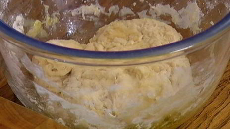 фокачча с вялеными помидорами и базиликом