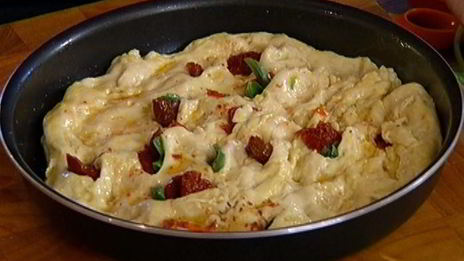 фокачча с вялеными помидорами и базиликом