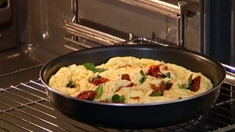 фокачча с вялеными помидорами и базиликом