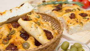 Фокачча с вялеными помидорами и оливками