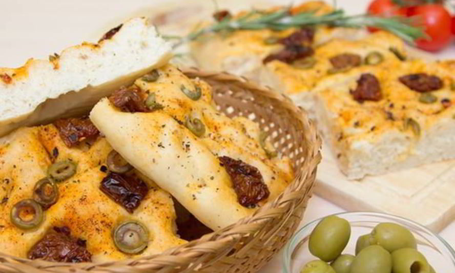 Рецепт фокаччи с вялеными помидорами и оливками