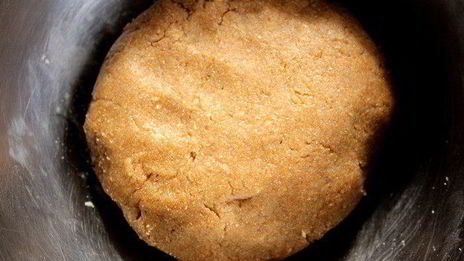 хлебные лепешки с горчичным маслом