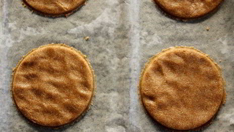 хлебные лепешки с горчичным маслом