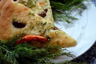 Лепешка с помидором, оливками и укропом