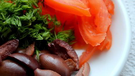 лепешка с помидором, оливками и укропом