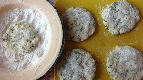 лепешки из брынзы с зеленью