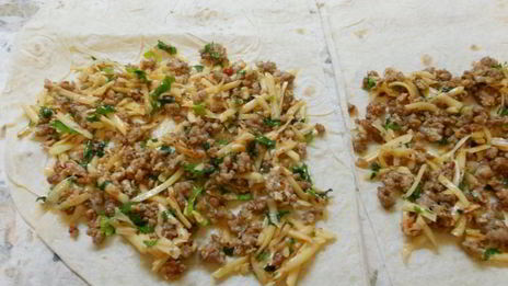 лепешки из лаваша с мясом и сыром