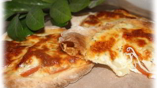 Лепешки из творожного теста с помидором и моцареллой