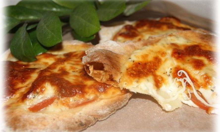 Рецепт лепешек из творожного теста с помидором и моцареллой