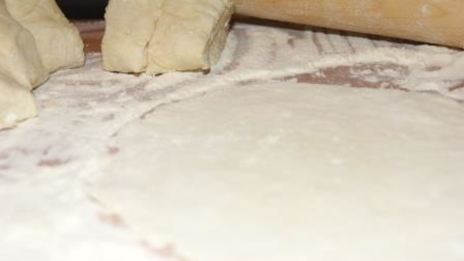 лепешки из творожного теста с помидором и моцареллой