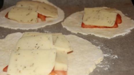 лепешки из творожного теста с помидором и моцареллой