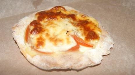 лепешки из творожного теста с помидором и моцареллой