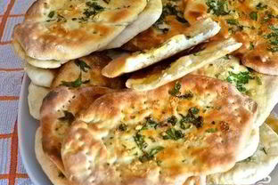 Лепешки с чесноком и зеленью