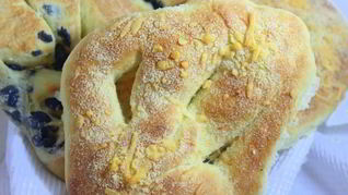 Лепешки с сыром и маслинами