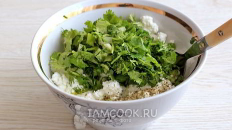 лепешки с творогом и зеленью на сковороде