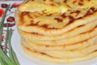 Лепешки с зеленым луком и моцареллой