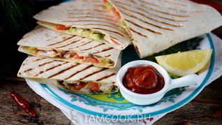 Мексиканская лепешка тортилья с начинкой