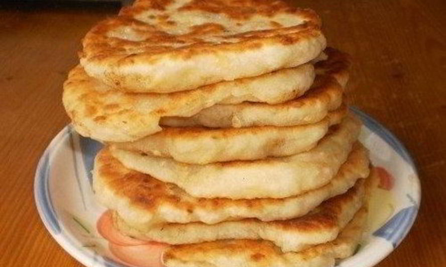 Рецепт мягких сырных лепешек с начинкой из ветчины