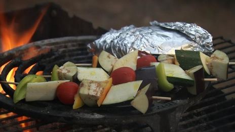 пита с сыром сулугуни и травами и овощные шашлычки