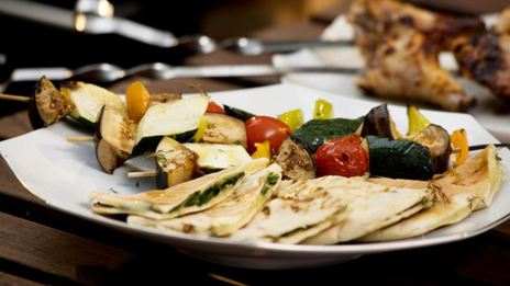 пита с сыром сулугуни и травами и овощные шашлычки