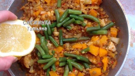 постное карри из чечевицы с чечевичными лепешками