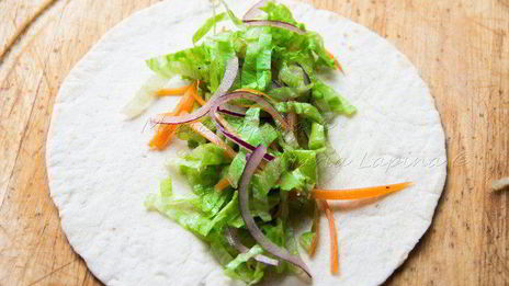 тортильи с острой курицей, овощами и сыром джюгас