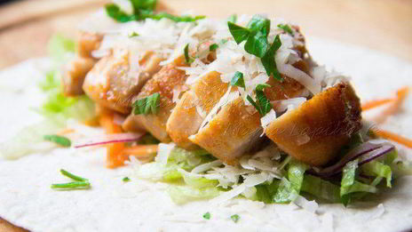 тортильи с острой курицей, овощами и сыром джюгас